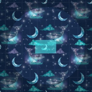 Può includere: Motivo ripetuto con balene, lune crescenti, nuvole e stelle su sfondo blu scuro. Le balene hanno un effetto luminoso e le nuvole sono in tonalità verde acqua e viola. Il testo "Wildmoondream Designs" è visibile.