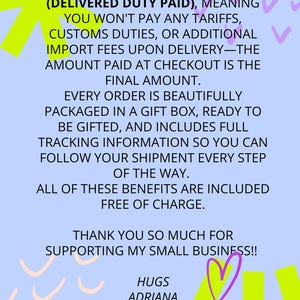 Pu&ograve; includere: Un cartello informativo azzurro con testo nero che recita: DEAR CUSTOMERS, ALL U.S. ORDERS ARE SHIPPED DDP (DELIVERED DUTY PAID), MEANING YOU WON'T PAY ANY TARIFFS, CUSTOMS DUTIES, OR ADDITIONAL IMPORT FEES UPON DELIVERY. HUGS ADRIANA KARAVAKISHOP.