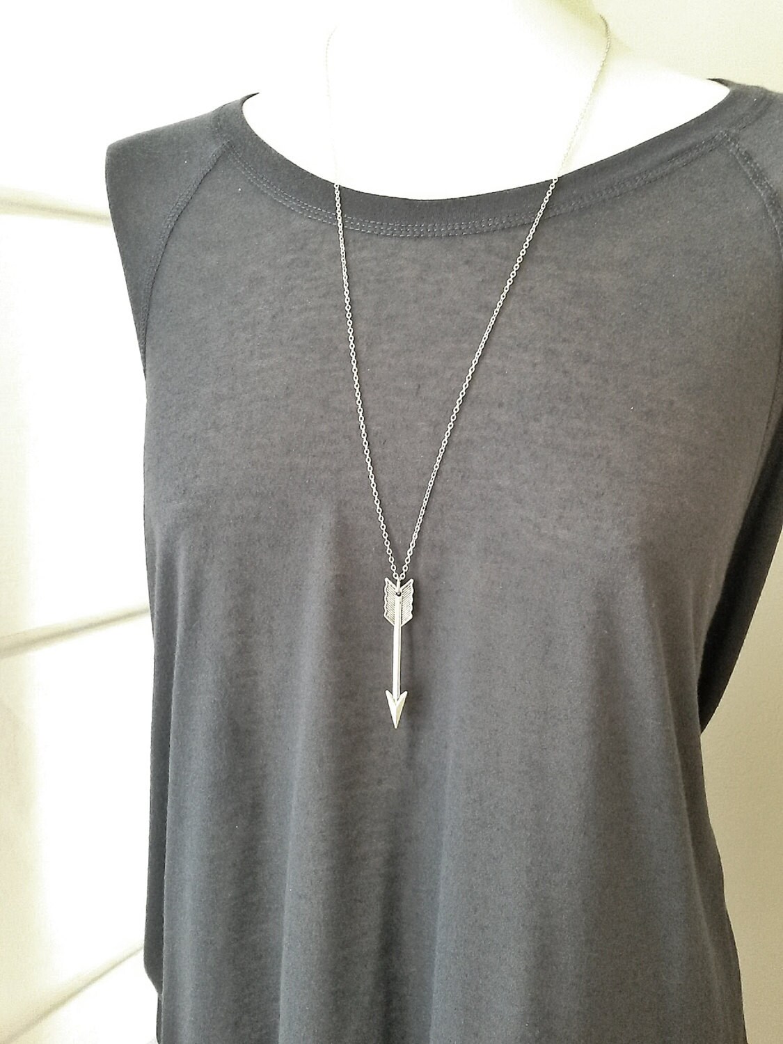 Collana lunga con ciondolo tondo