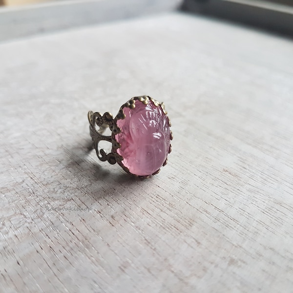 Bague scarabée rose pâle, bague scarabée ovale en filigrane, bijoux scarabée, bague ovale couronne en laiton, bague rose, bague ovale, scarabée en verre vintage