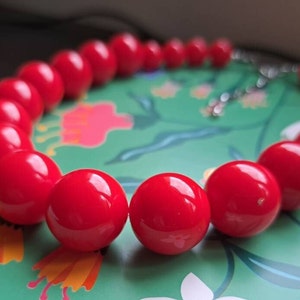 Colar grande e robusto de contas vermelhas brilhantes - Joias de destaque vermelhas - Colar vermelho retrô - Colar de escritório - Presente para ela