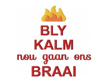 Op de afbeelding: Rode en gele geborduurde afbeelding met de tekst "BLY KALM nou gaan ons BRAAI".