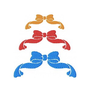 Puede incluir: Tres lazos bordados con colas, uno naranja, uno rojo y uno azul.