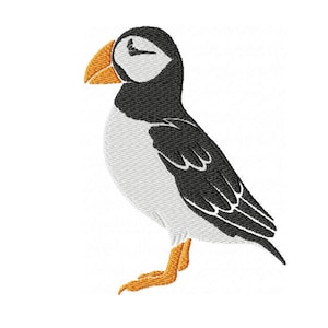 Könnte beinhalten: Gesticktes Design eines Papageientauchers. Der Vogel hat einen schwarzen Kopf und Rücken, eine weiße Brust und einen weißen Bauch sowie einen großen orangefarbenen Schnabel. Seine Füße sind ebenfalls orange. Das Design befindet sich auf weißem Hintergrund.