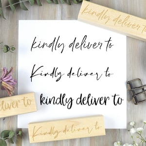 Veuillez livrer au timbre - pour les invitations de mariage, les lettres, les cartes de Noël, la douche de bébé ou de mariée - un timbre de courrier de script de calligraphie moderne