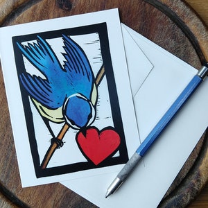 Oiseau bleu avec coeur, carte de voeux d'une impression linogravure originale avec aquarelle, artiste du Vermont