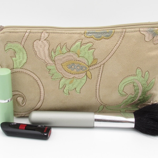 Grande trousse de maquillage. Cadeau de demoiselle d’honneur. Taupe Tan Vert Bleu . Floral brodé. Doe Suede. Embrayage. Unique en son genre.