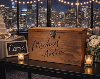 Peut inclure: Une boîte rectangulaire en bois avec un couvercle à charnière et un loquet en métal. L'avant est personnalisé avec le texte en écriture noire Michael & Austin et la date 11-09-2024. Une fente pour cartes est visible sur le dessus du coffret.