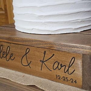 Soporte para tartas grabado a medida, soporte personalizado para tartas de boda, expositor rústico de madera para tartas, regalo para novios, elevador de tartas de aniversario. imagen 8
