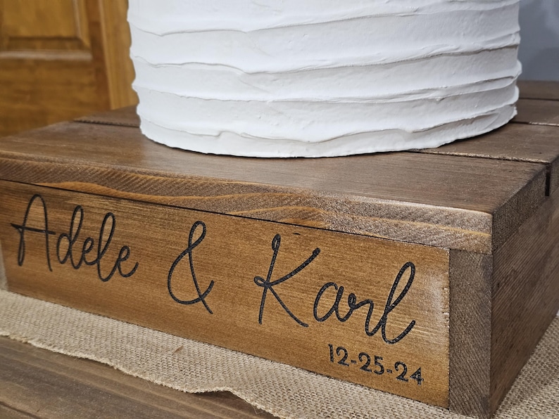 Soporte para tartas grabado a medida, soporte personalizado para tartas de boda, expositor rústico de madera para tartas, regalo para novios, elevador de tartas de aniversario. imagen 8