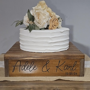 Soporte para tartas grabado a medida, soporte personalizado para tartas de boda, expositor rústico de madera para tartas, regalo para novios, elevador de tartas de aniversario. imagen 7