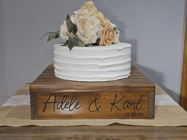 Soporte para tartas grabado a medida, soporte personalizado para tartas de boda, expositor rústico de madera para tartas, regalo para novios, elevador de tartas de aniversario. imagen 7