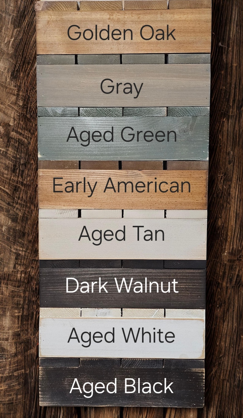 Puede incluir: Un muestrario de colores de madera con ocho colores diferentes de tinte para madera. Los colores incluyen Golden Oak, Gray, Aged Green, Early American, Aged Tan, Dark Walnut, Aged White y Aged Black. El texto est&aacute; en una fuente limpia y sans-serif.