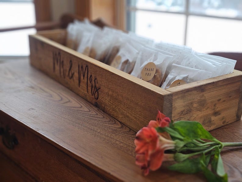 Personalized Wedding Cookie Display Box - Rustic Wood Tray immagine 5