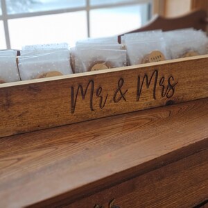Personalized Wedding Cookie Display Box - Rustic Wood Tray immagine 4