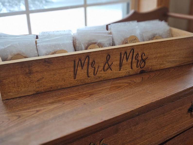 Personalized Wedding Cookie Display Box - Rustic Wood Tray immagine 4
