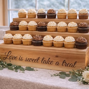 Présentoir à cupcakes en cèdre | Présentoir à desserts à 3 niveaux, gravure personnalisée