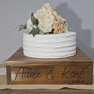Soporte para tartas grabado a medida, soporte personalizado para tartas de boda, expositor rústico de madera para tartas, regalo para novios, elevador de tartas de aniversario. imagen 6