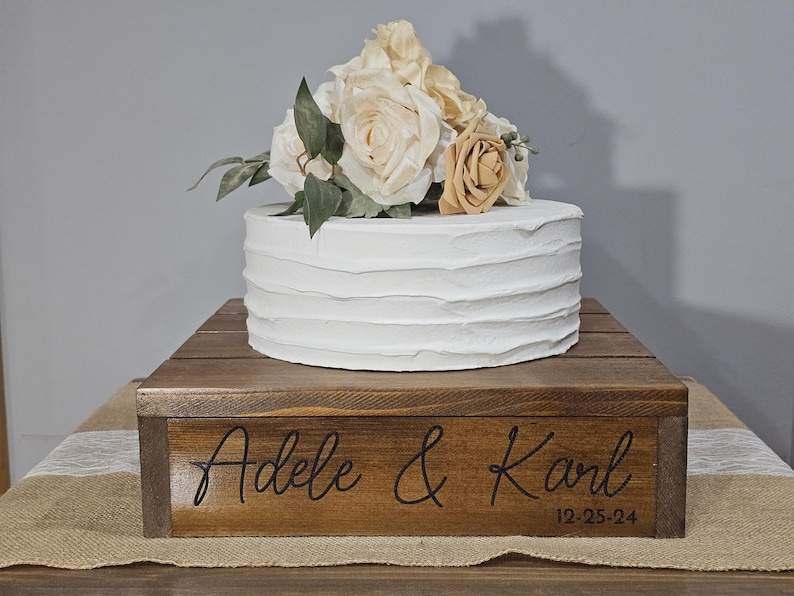 Soporte para tartas grabado a medida, soporte personalizado para tartas de boda, expositor rústico de madera para tartas, regalo para novios, elevador de tartas de aniversario. imagen 6