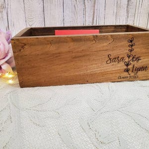 Caja de madera rústica para tarjetas: recuerdo de boda y graduación grabado con láser