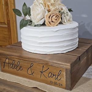 Soporte para tartas grabado a medida, soporte personalizado para tartas de boda, expositor rústico de madera para tartas, regalo para novios, elevador de tartas de aniversario. imagen 5