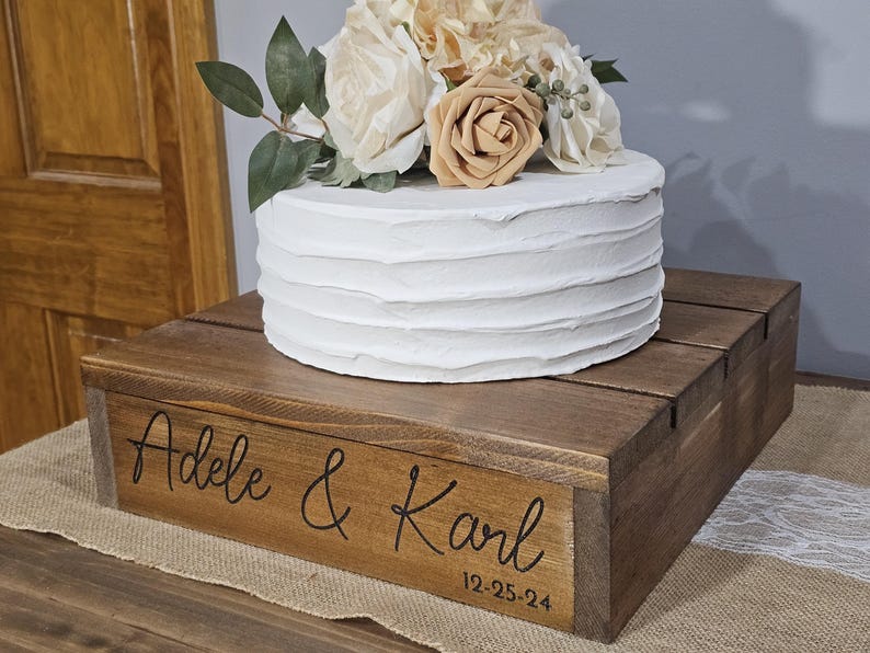 Soporte para tartas grabado a medida, soporte personalizado para tartas de boda, expositor rústico de madera para tartas, regalo para novios, elevador de tartas de aniversario. imagen 5