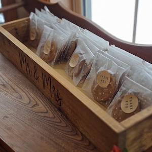 Personalized Wedding Cookie Display Box - Rustic Wood Tray immagine 3