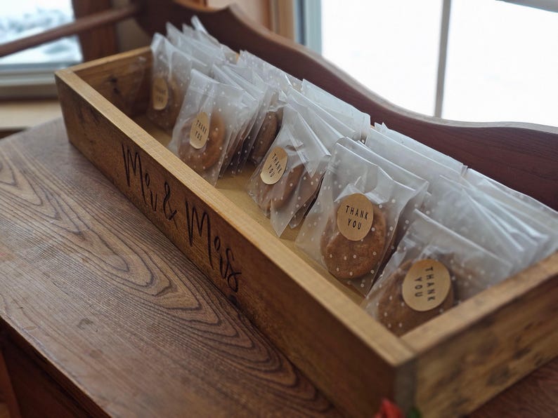 Personalized Wedding Cookie Display Box - Rustic Wood Tray immagine 3