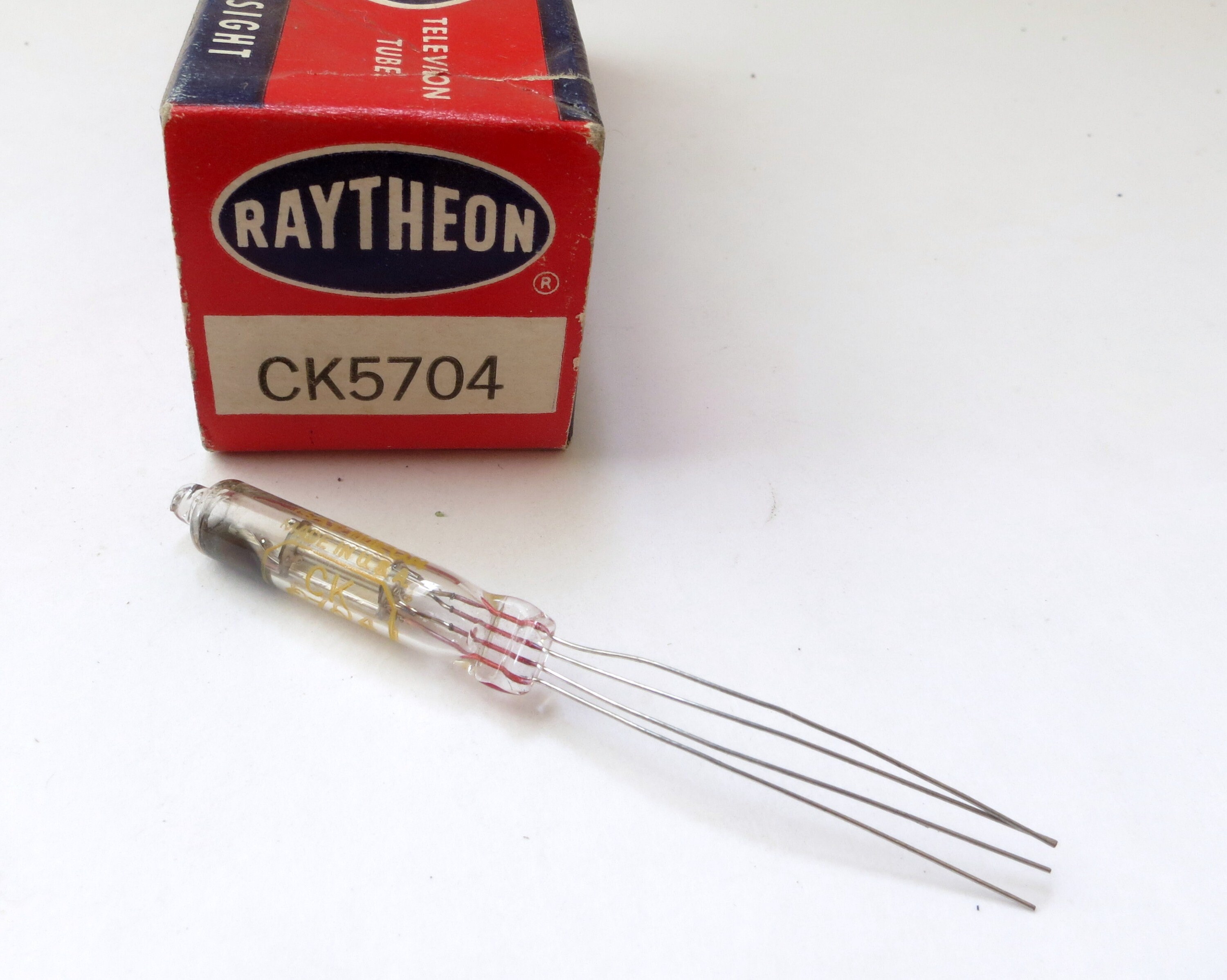 Raytheon 5704 vacuum tube - subminiature tube with wire leads