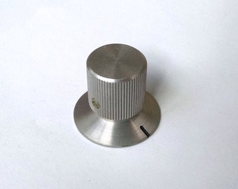Perilla de radio con faldón de aluminio plateado - nueva, antigua, década de 1970 - Perillas de control - para ejes de 1/8"
