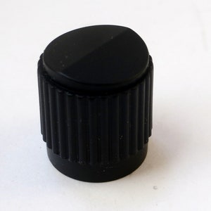 Raytheon control knob 70-2-1G MS91528-1D1B - pristine new old stock - for 1/8&quot; shafts