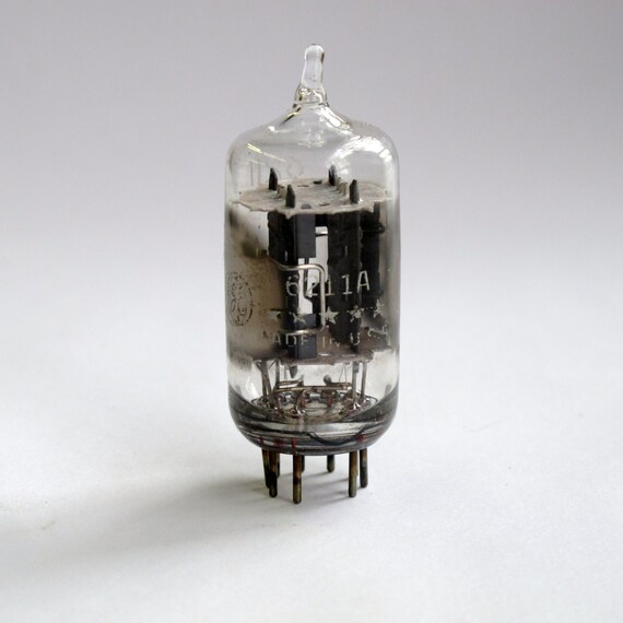 1 x 211 TUBE ÉLECTRIQUE GÉNÉRAL. PROD des années 1940. LIRE LA DESCRIPTION. A