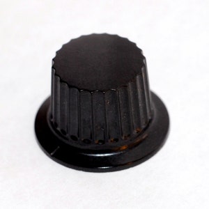 Daka-Ware small skirted Bakelite radio knob