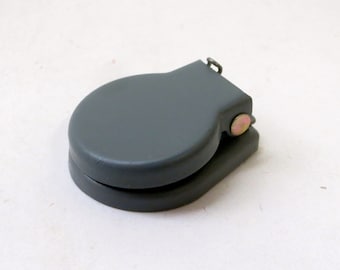 Cubierta de conector Switchcraft 520 con puerta accionada por resorte: fabricada en Chicago, Illinois, EE. UU.