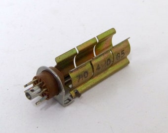 8 pin subminiature vacuum tube socket with mounting clip