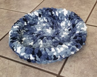 Lit pour animaux de compagnie bleu moelleux crocheté à la main