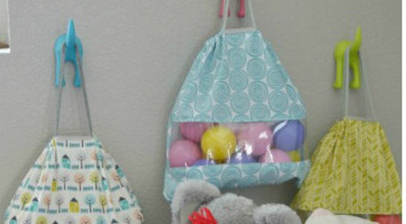 Hello Kitty Hanging Peek-A-Boo Bag