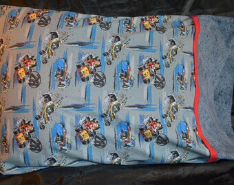 Funda de almohada estándar/queen de Goofy, Donald Duck y Mickey Mouse Road Racing