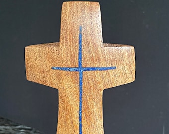 Cruz de pared de 5" de alto x 3" de ancho con incrustaciones de lapislázuli de pie