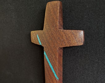 Cruz de pared de nogal de 4" de alto x 2" de ancho con incrustaciones de turquesa