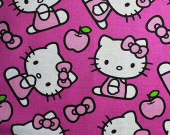 Könnte beinhalten: Hellrosa Stoff mit einem sich wiederholenden Muster der Zeichentrickfigur Hello Kitty. Das Design umfasst Hello Kitty in verschiedenen Posen, rosa Schleifen und rosa Äpfel mit grünen Blättern. Der Hintergrund ist einfarbig hellrosa.