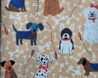 Könnte beinhalten: Ein Stoffmuster mit Illustrationen verschiedener Hunderassen und -farben, jeweils mit Accessoires wie Bandanas und Schleifen. Die Hunde sind vor einem beigefarbenen Hintergrund mit einem Knochenmuster und gepunkteten Leinen platziert.