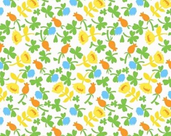 Könnte beinhalten: Ein weißer Stoff mit einem sich wiederholenden Muster aus grünen Kleeblättern, gelben Blumen und orangefarbenen und blauen Kleeblüten.