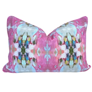 Funda de almohada hecha en tela Laura Park para sofá en tela Little Chapel Pink - Hecha a mano en EE. UU. - almohada maximalista - almohada grandmillenial