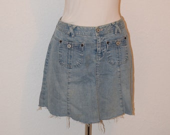 Fun Style and Co. 1980's / 1990's Retro Faded and Washed Denim Low Slung Summer Festival Skirt with Frayed Hem - Women's Small / Size 4