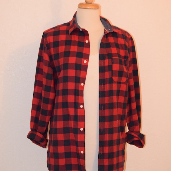 Throwback Spitalfields Denim Co. Red and Black Buffalo Check Grunge Style Cotton Flannel Designer Shirt - Men's Small / Women's Medium