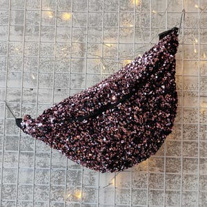 Banane paillettes XXL géante sequins ROSE- grand sac bandoulière - grande banane en velours et sequins - lepandavolant