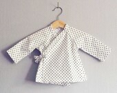 Kimono bébé - cache-coeur - tunique - haut - t-shirt - noir et blanc - enfant imprimé petites étoiles - minimaliste - le panda volant