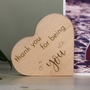 Porte-Cartes Cœur en Bois Personnalisable – Souvenir Parfait pour Toute Occasion