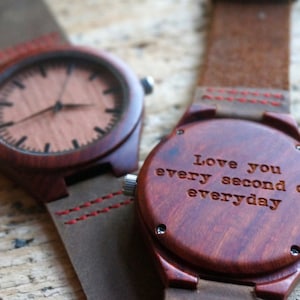 Houten horloge / rood sandelhout /persoonlijke horloge - gegraveerd met persoonlijke tekst - cadeau voor hem / haar verjaardag, bruiloft